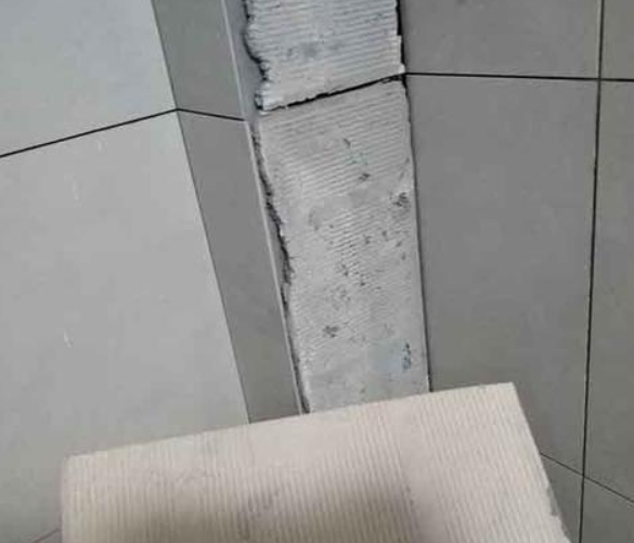 阿拉善左瓷砖空鼓维修公司分享下厨房瓷砖脱落的补救措施。